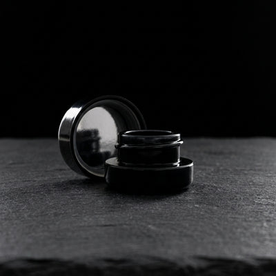 5ml UV Resistant Heavy Bottom Jar with Child Resistant Black Lids - close-up view