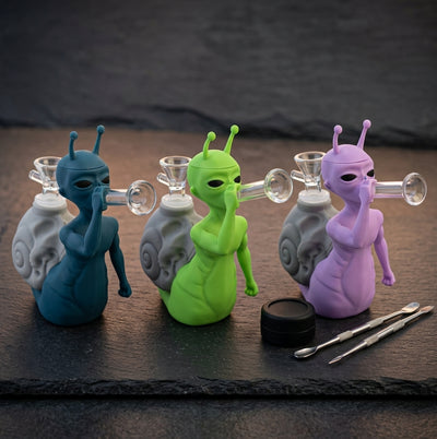 6.6" Snail alien water pipe - alternate angle