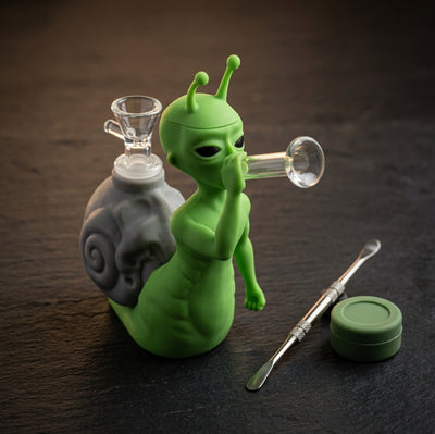 6.6" Snail Alien Water Pipe - main product photo