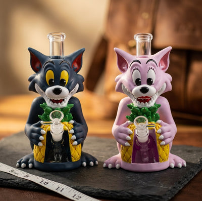 10.4'' Mischievous Gray Cat Water Pipe - detail view