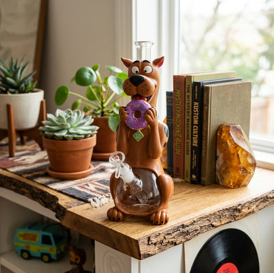 11.2" Mystery Hound Water Pipe - detail view
