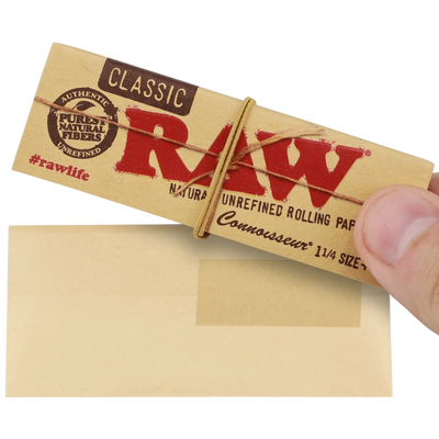 RAW Classic Connoisseur 1 ¼ Rolling Papers with Tips 24bx