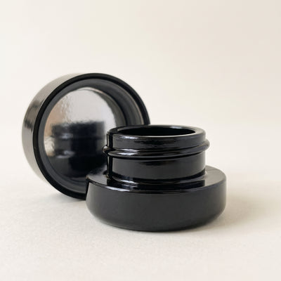 5ml UV Resistant Heavy Bottom Jar with Child Resistant Black Lids, light background
