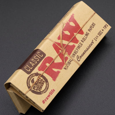 RAW Classic Connoisseur 1 ¼ Rolling Papers with Tips 24bx